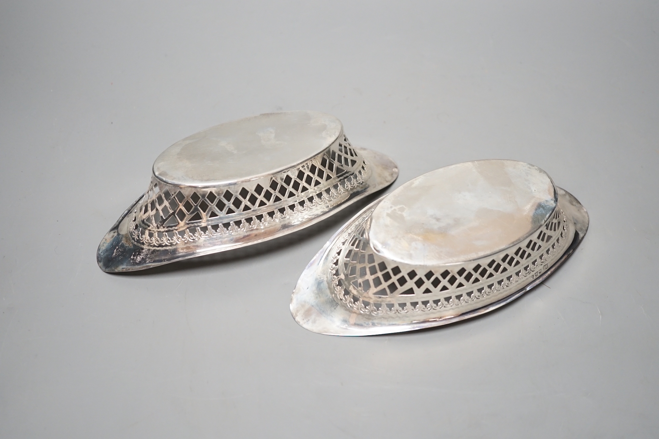 A pair of Edwardian pierced silver oval dishes, Atkin Brothers. 1905, 19.9cm, 5.5oz.